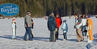 Eislaufen auf einem zugefrorenen See in Bayern