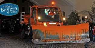 Mit dem Schneepflug und Streugerät arbeitet der Winterdienst in Bayern